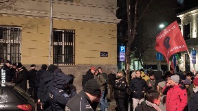 Policija između dve grupe